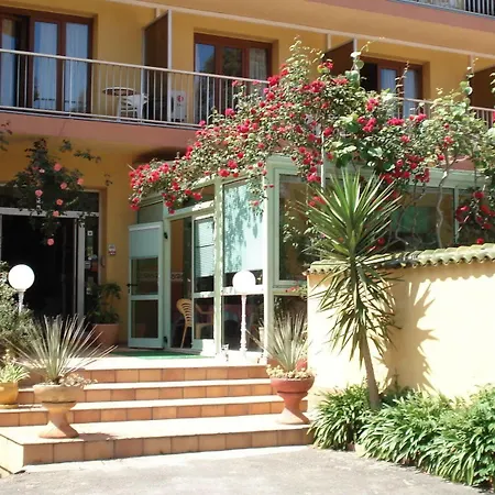 Hotel Cyrnea 3*